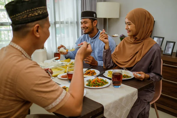 Ασιάτες μουσουλμάνοι νέοι που δειπνούν μαζί στο Ιφτάρ — Φωτογραφία Αρχείου