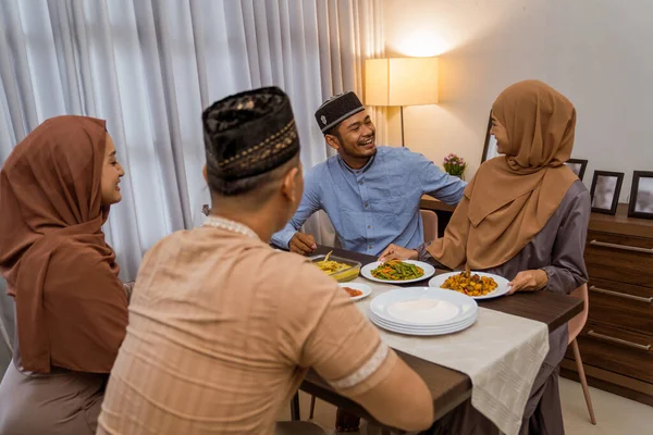 Przyjaciel mając iftar obiad razem w domu — Zdjęcie stockowe