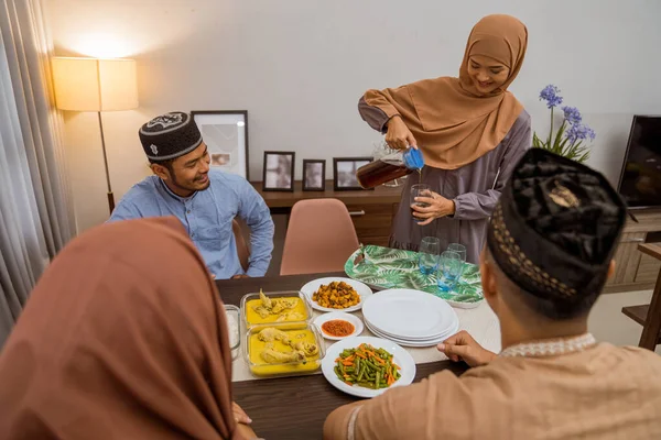 Teman dan keluarga memiliki istirahat berpuasa iftar makan malam bersama-sama — Stok Foto
