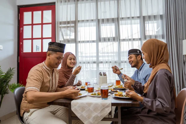 एशियाई मुस्लिम दोस्त और परिवार एक साथ उपवास तोड़ते हैं — स्टॉक फ़ोटो, इमेज