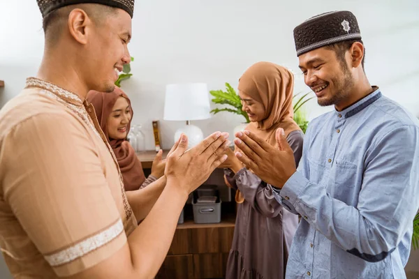 Keluarga mengunjungi rumah pada perayaan Idul Fitri — Stok Foto