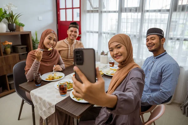Azjatycki muzułmanin przyjaciel zrobić selfie wraz ze smartfonem podczas mając iftar obiad — Zdjęcie stockowe