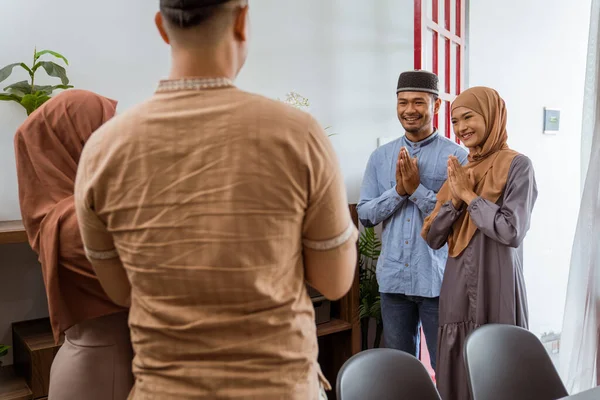 Keluarga mengunjungi rumah pada perayaan Idul Fitri — Stok Foto