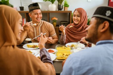 Asyalı Müslüman gençler iftar yemeği yiyorlar.