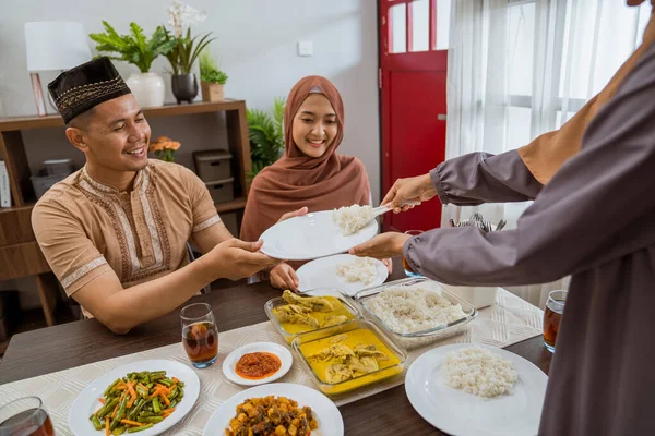 Étel felszolgálása barátja iftar vacsora vagy eid mubarak — Stock Fotó