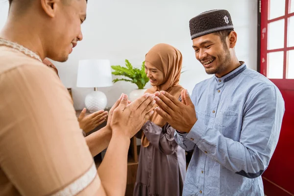 Keluarga mengunjungi rumah pada perayaan Idul Fitri — Stok Foto