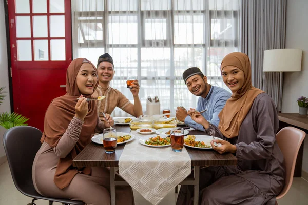 Азиатский мусульманин друг и семья прервать пост вместе — стоковое фото