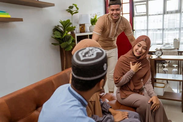 Mengunjungi teman dan keluarga selama hari Idul Fitri — Stok Foto