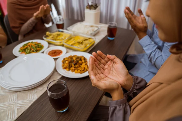 Muslim people praying before break fasting iftar dinner together — ストック写真