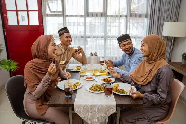 Asiático musulmán amigo y familia romper ayuno juntos —  Fotos de Stock