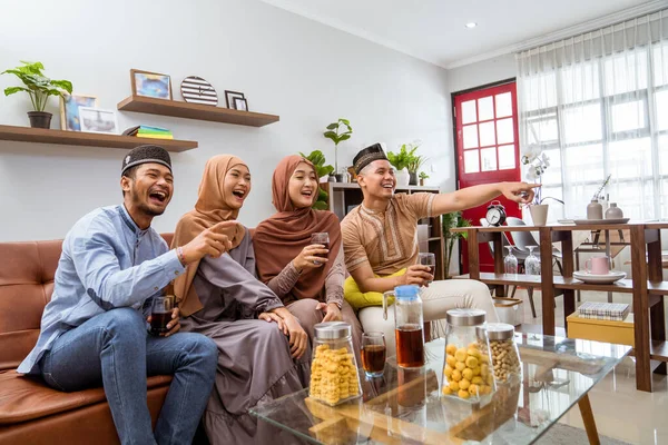 Muslim teman duduk di ruang tamu menikmati menonton tv — Stok Foto