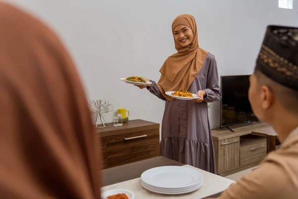 Servir de la nourriture pour un ami pour le dîner iftar ou eid moubarak — Photo