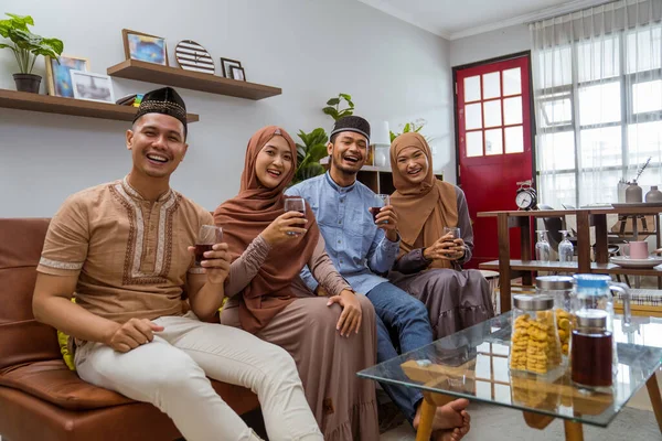 Mengunjungi teman dan keluarga selama hari Idul Fitri — Stok Foto