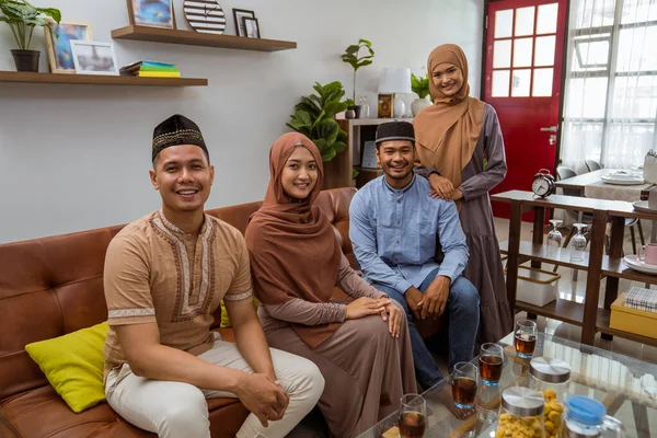 Mengunjungi teman dan keluarga selama hari Idul Fitri — Stok Foto