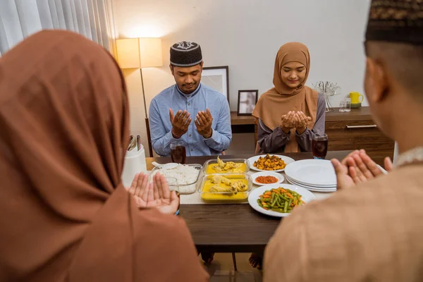 Pessoas muçulmanas orando antes de parar de jejuar iftar jantar juntos — Fotografia de Stock