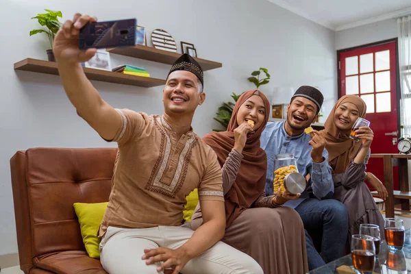 Teman mengambil selfie pada hari eid mubarak — Stok Foto