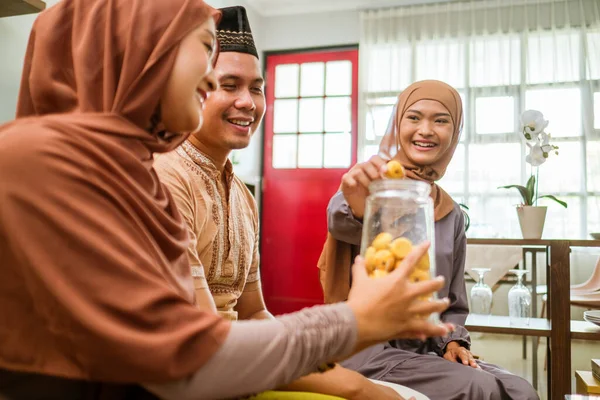 Mengunjungi teman dan keluarga selama hari Idul Fitri — Stok Foto