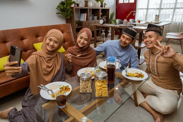 Ázsiai muszlim barát hogy szelfi együtt smartphone miközben iftar vacsora — Stock Fotó