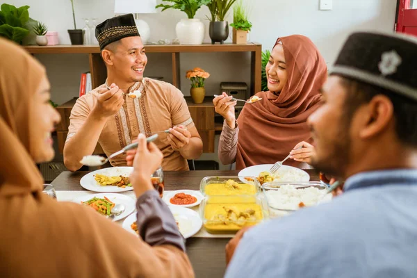 Ázsiai muszlim fiatalok együtt vacsoráznak iftar — Stock Fotó