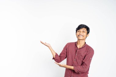 Asyalı bir adam iki eliyle gülümseyerek bir şey sunuyor.