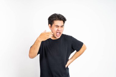 Beyaz arka planda izole edilmiş iğrenç bir suratı olan Asyalı genç adam.