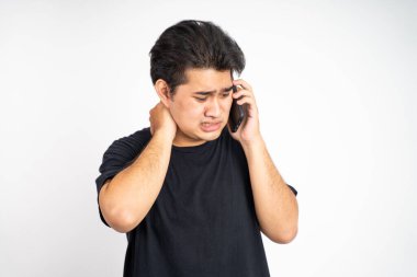 Endişeli genç adam sosyal medyadan kötü haberler alıyor.