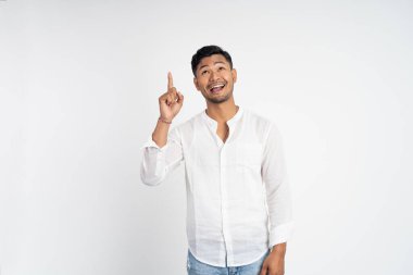 Parmakları havada heyecanlı genç bir adam