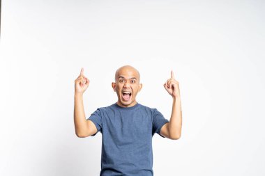 İki parmağı havada heyecanlı genç bir adam.