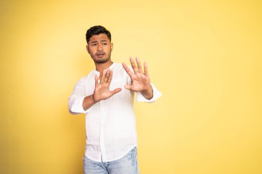 Korkak Asyalı genç bir adam tecrit edilmiş.