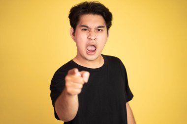 Parmakla işaret edip bağıran öfkeli genç adam.