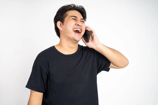 Człowiek śmieje się podczas rozmowy telefonicznej na odosobnionym tle — Zdjęcie stockowe
