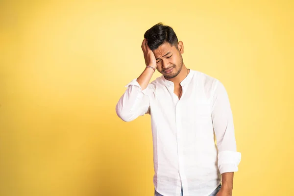 Stressad ung man från Asien känner sig osäker — Stockfoto