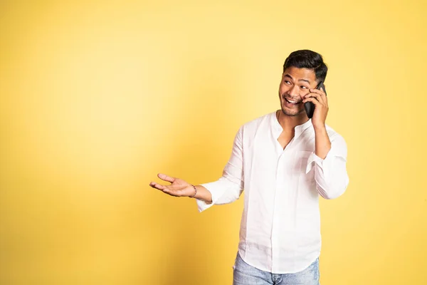 Homem rindo ao fazer telefonema em fundo isolado — Fotografia de Stock