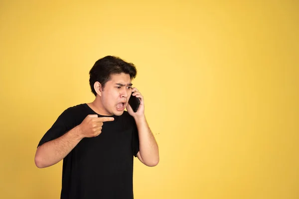 Man chockad och arg när man talar på sin smartphone — Stockfoto