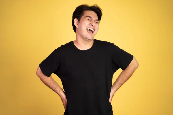 Szczęśliwy Azji młody człowiek śmieje się naturalnie na studio tło — Zdjęcie stockowe