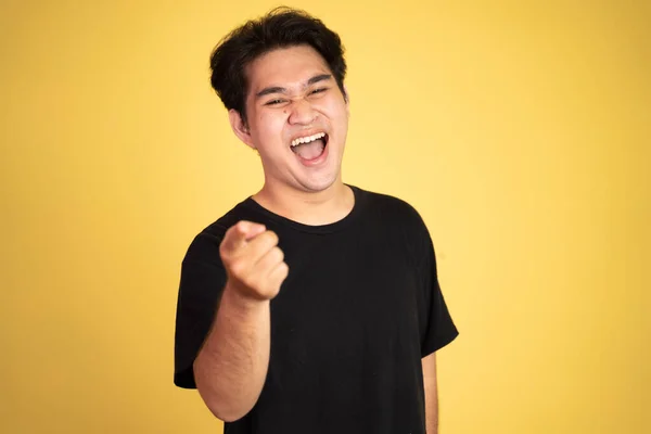 Homem abre a boca enquanto ri com os dedos apontando — Fotografia de Stock