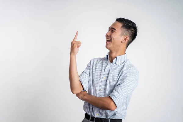 Aufgeregter junger Mann mit erhobenen Fingern — Stockfoto