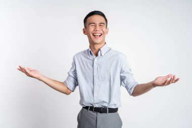 Heyecanlı Asyalı genç adam iki elini de sıktı.