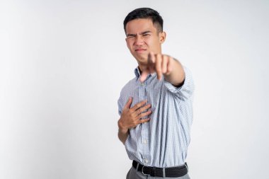 Asyalı genç işadamı kokudan tiksiniyor.