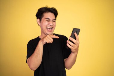 Adam cep telefonuna baktığında şaşırıyor.