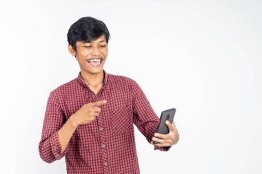 Adam cep telefonuna baktığında şaşırıyor.