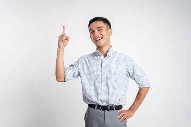 Parmakları havada heyecanlı genç bir adam