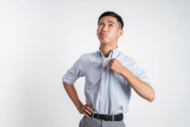 Tişörtlü genç Asyalı adam sıcak havayı hissediyor.