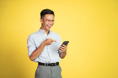 Adam cep telefonuna baktığında şaşırıyor.