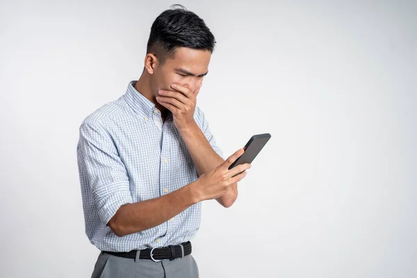 Mladý asijský muž šokován při pohledu na obrazovce smartphone — Stock fotografie