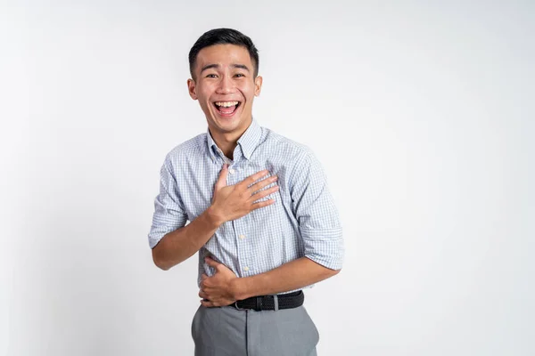 Азиатский бизнесмен смеется над изолированным фоном — стоковое фото