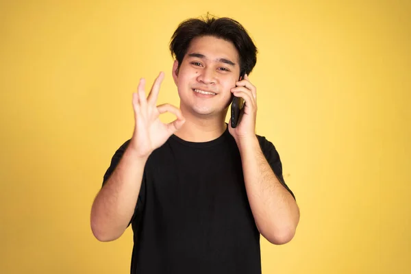 Man toont oke gebaar terwijl het maken van een telefoontje — Stockfoto