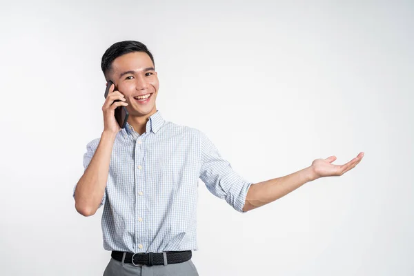 Człowiek śmieje się podczas rozmowy telefonicznej na odosobnionym tle — Zdjęcie stockowe