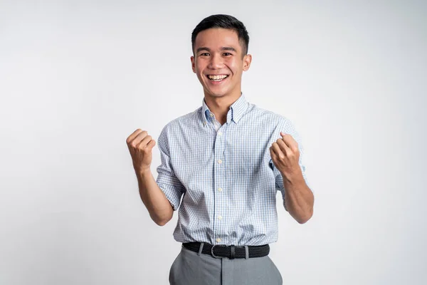 Podekscytowany Azji młody człowiek z dwoma rękami zaciśnięte — Zdjęcie stockowe