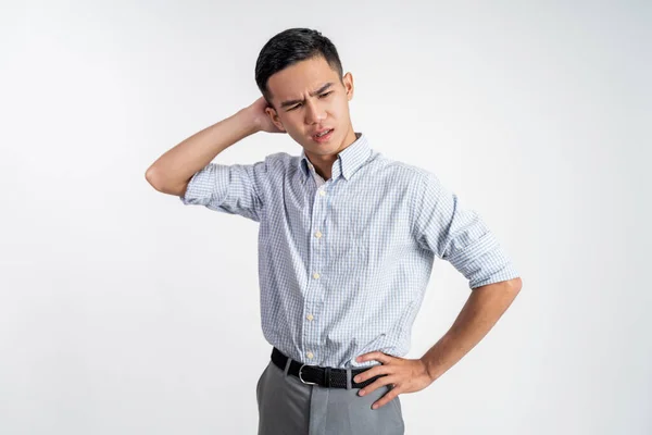 Stressad asiatisk ung man håller huvudet — Stockfoto